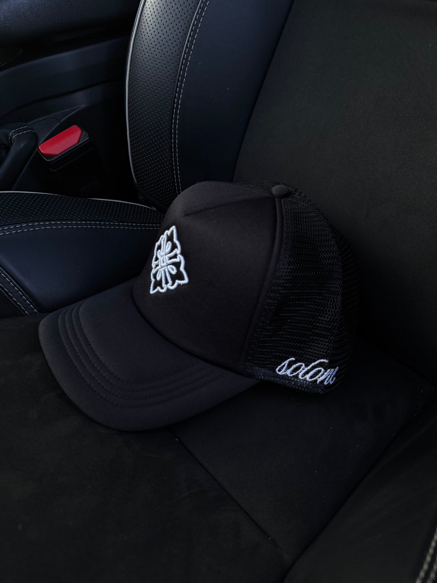 BLACK "SOLONE" TRUCKER CAP